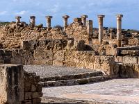 Mosaike, Mauerreste und Säulenreihe - Archäologischer Park Paphos